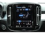 Volvo XC40 2.0 B4 Mild Hybrid Plus Dark | Harman/Kardon Audiosysteem | Semi- Elektrisch Inklapbare Trekhaak | Elektrisch Verstelbare Voorstoelen | Voorruitverwarming | Stuurverwarming | Stoelverwarming | Google Maps | Keyless Entry | Elektrische Achterklep | 18" Lichtmetalen Velgen Met All-Season Banden | Draadloze Telefoonlader