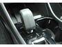 Volvo XC40 B4 Automaat Mild Hybrid Plus Dark | Harman/Kardon Audiosysteem | Semi- Elektrisch Inklapbare Trekhaak | Elektrisch Verstelbare Voorstoelen | Voorruitverwarming | Stuurverwarming | Stoelverwarming | Google Maps | Keyless Entry | Elektrische Achterklep | 18" Lichtmetalen Velgen Met All-Season Banden | Draadloze Telefoonlader