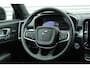 Volvo XC40 2.0 B4 Mild Hybrid Plus Dark | Harman/Kardon Audiosysteem | Semi- Elektrisch Inklapbare Trekhaak | Elektrisch Verstelbare Voorstoelen | Voorruitverwarming | Stuurverwarming | Stoelverwarming | Google Maps | Keyless Entry | Elektrische Achterklep | 18" Lichtmetalen Velgen Met All-Season Banden | Draadloze Telefoonlader