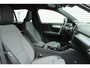 Volvo XC40 B4 Automaat Mild Hybrid Plus Dark | Harman/Kardon Audiosysteem | Semi- Elektrisch Inklapbare Trekhaak | Elektrisch Verstelbare Voorstoelen | Voorruitverwarming | Stuurverwarming | Stoelverwarming | Google Maps | Keyless Entry | Elektrische Achterklep | 18" Lichtmetalen Velgen Met All-Season Banden | Draadloze Telefoonlader