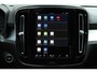 Volvo XC40 B4 Automaat Mild Hybrid Plus Dark | Harman/Kardon Audiosysteem | Semi- Elektrisch Inklapbare Trekhaak | Elektrisch Verstelbare Voorstoelen | Voorruitverwarming | Stuurverwarming | Stoelverwarming | Google Maps | Keyless Entry | Elektrische Achterklep | 18" Lichtmetalen Velgen Met All-Season Banden | Draadloze Telefoonlader