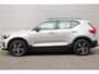 Volvo XC40 B4 Automaat Mild Hybrid Plus Dark | Harman/Kardon Audiosysteem | Semi- Elektrisch Inklapbare Trekhaak | Elektrisch Verstelbare Voorstoelen | Voorruitverwarming | Stuurverwarming | Stoelverwarming | Google Maps | Keyless Entry | Elektrische Achterklep | 18" Lichtmetalen Velgen Met All-Season Banden | Draadloze Telefoonlader