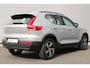 Volvo XC40 2.0 B4 Mild Hybrid Plus Dark | Harman/Kardon Audiosysteem | Semi- Elektrisch Inklapbare Trekhaak | Elektrisch Verstelbare Voorstoelen | Voorruitverwarming | Stuurverwarming | Stoelverwarming | Google Maps | Keyless Entry | Elektrische Achterklep | 18" Lichtmetalen Velgen Met All-Season Banden | Draadloze Telefoonlader