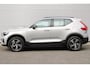 Volvo XC40 2.0 B4 Mild Hybrid Plus Dark | Harman/Kardon Audiosysteem | Semi- Elektrisch Inklapbare Trekhaak | Elektrisch Verstelbare Voorstoelen | Voorruitverwarming | Stuurverwarming | Stoelverwarming | Google Maps | Keyless Entry | Elektrische Achterklep | 18" Lichtmetalen Velgen Met All-Season Banden | Draadloze Telefoonlader