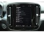 Volvo XC40 B4 Automaat Mild Hybrid Plus Dark | Harman/Kardon Audiosysteem | Semi- Elektrisch Inklapbare Trekhaak | Elektrisch Verstelbare Voorstoelen | Voorruitverwarming | Stuurverwarming | Stoelverwarming | Google Maps | Keyless Entry | Elektrische Achterklep | 18" Lichtmetalen Velgen Met All-Season Banden | Draadloze Telefoonlader