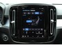 Volvo XC40 B4 Automaat Mild Hybrid Plus Dark | Harman/Kardon Audiosysteem | Semi- Elektrisch Inklapbare Trekhaak | Elektrisch Verstelbare Voorstoelen | Voorruitverwarming | Stuurverwarming | Stoelverwarming | Google Maps | Keyless Entry | Elektrische Achterklep | 18" Lichtmetalen Velgen Met All-Season Banden | Draadloze Telefoonlader