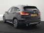 BMW X1 sDrive20i Sportline Automaat 192pk | Trekhaak Afneembaar | Panodak | Head Up | Lederen Sportstoelen Verwarmd | Navigatie | Camera | Sfeerverlichting | Virtual  | DAB |