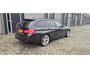 BMW 3-Serie 318d Touring Sport Line AUT*190PK*Harman Kardon*Clima*Navi*Stoelverwarming*Extra set banden enz