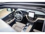 Volvo XC60 2.0 T6 Plug-in hybrid AWD Ultra Dark | Head-Up Display | 360 Camera | Harman Kardon Audio | 22 Inch Velgen | Extra Getint Glas | Cardamon interieur | Stoel + Stuurverwarming |