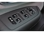 Volvo XC90 T8 Recharge AWD Plus Dark - LONG RANGE - Luchtvering - Panorama/schuifdak - IntelliSafe Assist & Surround - 360º Camera - Harman/Kardon audio - Adaptieve LED koplampen - Verwarmde voorstoelen, stuur & achterbank - Parkeersensoren voor & achter - Elektr. bedienb. voorstoelen met geheugen - Draadloze tel. lader - Extra getint glas - Elektr. inklapbare trekhaak - 20' LMV