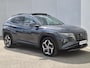 Hyundai Tucson 1.6 T-GDI PHEV Plug-in Premium Sky 4WD Automaat / Glazen schuif- en kanteldak / Elektrische achterklep Stuur-, Stoel en Achterbankverwarming / Trekgewicht 1350 kg / Stoelventilatie / Adaptief CC / Achteruitrijcamera /