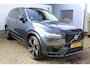Volvo XC90 2.0 T8 Recharge AWD Ultra Dark | Incl. 12 maanden Garantie | Panorama dak | Massage stoelen | Stoel & Stuur verwarming | Stoelventilatie | Elektrisch verstelbare stoelen met memory | Stoelverwarming achter | 360* Camera | Elektrische kofferklep | Bower & Wilkins Audiosysteem | Head-Up display | Alcantara hemelbekleding | Keyless entry/start | Standkachel | Apple CarPlay/Android Auto | 22 Inch LMV |