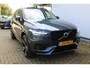 Volvo XC90 2.0 T8 Recharge AWD Ultra Dark | Incl. 12 maanden Garantie | Panorama dak | Massage stoelen | Stoel & Stuur verwarming | Stoelventilatie | Elektrisch verstelbare stoelen met memory | Stoelverwarming achter | 360* Camera | Elektrische kofferklep | Bower & Wilkins Audiosysteem | Head-Up display | Alcantara hemelbekleding | Keyless entry/start | Standkachel | Apple CarPlay/Android Auto | 22 Inch LMV |