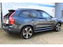 Volvo XC90 2.0 T8 Recharge AWD Ultra Dark | Incl. 12 maanden Garantie | Panorama dak | Massage stoelen | Stoel & Stuur verwarming | Stoelventilatie | Elektrisch verstelbare stoelen met memory | Stoelverwarming achter | 360* Camera | Elektrische kofferklep | Bower & Wilkins Audiosysteem | Head-Up display | Alcantara hemelbekleding | Keyless entry/start | Standkachel | Apple CarPlay/Android Auto | 22 Inch LMV |