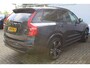 Volvo XC90 2.0 T8 Recharge AWD Ultra Dark | Incl. 12 maanden Garantie | Panorama dak | Massage stoelen | Stoel & Stuur verwarming | Stoelventilatie | Elektrisch verstelbare stoelen met memory | Stoelverwarming achter | 360* Camera | Elektrische kofferklep | Bower & Wilkins Audiosysteem | Head-Up display | Alcantara hemelbekleding | Keyless entry/start | Standkachel | Apple CarPlay/Android Auto | 22 Inch LMV |
