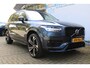 Volvo XC90 2.0 T8 Recharge AWD Ultra Dark | Incl. 12 maanden Garantie | Panorama dak | Massage stoelen | Stoel & Stuur verwarming | Stoelventilatie | Elektrisch verstelbare stoelen met memory | Stoelverwarming achter | 360* Camera | Elektrische kofferklep | Bower & Wilkins Audiosysteem | Head-Up display | Alcantara hemelbekleding | Keyless entry/start | Standkachel | Apple CarPlay/Android Auto | 22 Inch LMV |