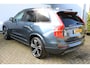 Volvo XC90 2.0 T8 Recharge AWD Ultra Dark | Incl. 12 maanden Garantie | Panorama dak | Massage stoelen | Stoel & Stuur verwarming | Stoelventilatie | Elektrisch verstelbare stoelen met memory | Stoelverwarming achter | 360* Camera | Elektrische kofferklep | Bower & Wilkins Audiosysteem | Head-Up display | Alcantara hemelbekleding | Keyless entry/start | Standkachel | Apple CarPlay/Android Auto | 22 Inch LMV |