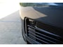 Volvo XC90 2.0 T8 Recharge AWD Ultra Dark | Incl. 12 maanden Garantie | Panorama dak | Massage stoelen | Stoel & Stuur verwarming | Stoelventilatie | Elektrisch verstelbare stoelen met memory | Stoelverwarming achter | 360* Camera | Elektrische kofferklep | Bower & Wilkins Audiosysteem | Head-Up display | Alcantara hemelbekleding | Keyless entry/start | Standkachel | Apple CarPlay/Android Auto | 22 Inch LMV |