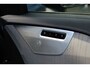 Volvo XC90 2.0 T8 Recharge AWD Ultra Dark | Incl. 12 maanden Garantie | Panorama dak | Massage stoelen | Stoel & Stuur verwarming | Stoelventilatie | Elektrisch verstelbare stoelen met memory | Stoelverwarming achter | 360* Camera | Elektrische kofferklep | Bower & Wilkins Audiosysteem | Head-Up display | Alcantara hemelbekleding | Keyless entry/start | Standkachel | Apple CarPlay/Android Auto | 22 Inch LMV |