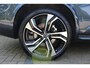 Volvo XC90 2.0 T8 Recharge AWD Ultra Dark | Incl. 12 maanden Garantie | Panorama dak | Massage stoelen | Stoel & Stuur verwarming | Stoelventilatie | Elektrisch verstelbare stoelen met memory | Stoelverwarming achter | 360* Camera | Elektrische kofferklep | Bower & Wilkins Audiosysteem | Head-Up display | Alcantara hemelbekleding | Keyless entry/start | Standkachel | Apple CarPlay/Android Auto | 22 Inch LMV |