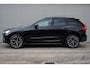Volvo XC60 T8 Plug-in hybrid AWD Ultimate Dark | 2250 kg Trekgewicht| MY2026 nieuw model | Pano. dak | Stoelmassage | Donker Glas | 21 inch LM | Gelamineerde ramen |