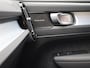 Volvo XC40 2.0 B4 Plus Dark / Trekhaak / Harman Kardon / Stoel + stuurverwarming / Elek. verstelbare stoelen / Adapt. cruise control / BLIS / Verwarmbare voorruit