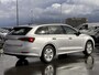 Skoda Octavia Combi 1.0 e-TSI Business Edition 110 PK | Automaat | Trekhaak | LED Koplampen | Navigatie | Climate Control | Adaptive Cruise Control | Travel pakket | Apple Carplay/Android Auto | Elektrische achterklep | Parkeersensoren | Lichtmetalen velgen |