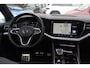 Volkswagen Touareg 3.0 TSi 4MOTION R / Trekhaak / Panoramadak / Camera / Luchtvering / Luchtvering / 20'' / Keyless / Leder / Navigatie / Dodehoek /ACC /