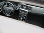 Volvo V60 Cross Country 2.0 T5 Polar+ / Lederen bekleding / Schuif-kantel dak / Standkachel / Elektrisch bedienbare voorstoelen / Trekhaak / Cruise controle / Parkeercamera achter /