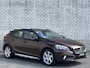 Volvo V40 Cross Country 1.5 T3 Summum | All-Season banden | Parkeersensoren | Navigatie | Trekhaak |