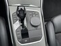 BMW 3-Serie 318i High Executive M - Sport Navigatie / Apple Carplay - Android Auto / Achteruitrijcamera / Stoelverwarming / Cruise control / Hifi Audio Systeem / M -  Sport Aerodynamica / Afneembare trekhaak (1300 KG))