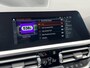 BMW 3-Serie 318i High Executive M - Sport Navigatie / Apple Carplay - Android Auto / Achteruitrijcamera / Stoelverwarming / Cruise control / Hifi Audio Systeem / M -  Sport Aerodynamica / Afneembare trekhaak (1300 KG))