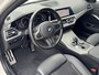 BMW 3-Serie 318i High Executive M - Sport Navigatie / Apple Carplay - Android Auto / Achteruitrijcamera / Stoelverwarming / Cruise control / Hifi Audio Systeem / M -  Sport Aerodynamica / Afneembare trekhaak (1300 KG))