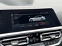 BMW 3-Serie 318i High Executive M - Sport Navigatie / Apple Carplay - Android Auto / Achteruitrijcamera / Stoelverwarming / Cruise control / Hifi Audio Systeem / M -  Sport Aerodynamica / Afneembare trekhaak (1300 KG))