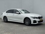 BMW 3-Serie 318i High Executive M - Sport Navigatie / Apple Carplay - Android Auto / Achteruitrijcamera / Stoelverwarming / Cruise control / Hifi Audio Systeem / M -  Sport Aerodynamica / Afneembare trekhaak (1300 KG))