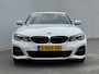 BMW 3-Serie 318i High Executive M - Sport Navigatie / Apple Carplay - Android Auto / Achteruitrijcamera / Stoelverwarming / Cruise control / Hifi Audio Systeem / M -  Sport Aerodynamica / Afneembare trekhaak (1300 KG))