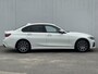 BMW 3-Serie 318i High Executive M - Sport Navigatie / Apple Carplay - Android Auto / Achteruitrijcamera / Stoelverwarming / Cruise control / Hifi Audio Systeem / M -  Sport Aerodynamica / Afneembare trekhaak (1300 KG))