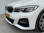 BMW 3-Serie 318i High Executive M - Sport Navigatie / Apple Carplay - Android Auto / Achteruitrijcamera / Stoelverwarming / Cruise control / Hifi Audio Systeem / M -  Sport Aerodynamica / Afneembare trekhaak (1300 KG))