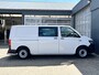 Volkswagen Transporter 2.0 TDI L2H1 DC Btw en Bpm vrij!! Automaat Dubbele schuifdeur Airco Cruise controle Telefoonverbinding Trekhaak 2500kg trekgewicht 5-Persoons Euro 6 DC 1e eigenaar Ex overheid Dealer onderhouden