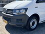 Volkswagen Transporter 2.0 TDI L2H1 DC Btw en Bpm vrij!! Automaat Dubbele schuifdeur Airco Cruise controle Telefoonverbinding Trekhaak 2500kg trekgewicht 5-Persoons Euro 6 DC 1e eigenaar Ex overheid Dealer onderhouden