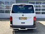 Volkswagen Transporter 2.0 TDI L2H1 DC Btw en Bpm vrij!! Automaat Dubbele schuifdeur Airco Cruise controle Telefoonverbinding Trekhaak 2500kg trekgewicht 5-Persoons Euro 6 DC 1e eigenaar Ex overheid Dealer onderhouden