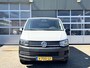 Volkswagen Transporter 2.0 TDI L2H1 DC Btw en Bpm vrij!! Automaat Dubbele schuifdeur Airco Cruise controle Telefoonverbinding Trekhaak 2500kg trekgewicht 5-Persoons Euro 6 DC 1e eigenaar Ex overheid Dealer onderhouden