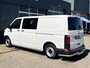 Volkswagen Transporter 2.0 TDI L2H1 DC Btw en Bpm vrij!! Automaat Dubbele schuifdeur Airco Cruise controle Telefoonverbinding Trekhaak 2500kg trekgewicht 5-Persoons Euro 6 DC 1e eigenaar Ex overheid Dealer onderhouden