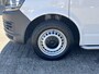 Volkswagen Transporter 2.0 TDI L2H1 DC Btw en Bpm vrij!! Automaat Dubbele schuifdeur Airco Cruise controle Telefoonverbinding Trekhaak 2500kg trekgewicht 5-Persoons Euro 6 DC 1e eigenaar Ex overheid Dealer onderhouden
