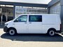 Volkswagen Transporter 2.0 TDI L2H1 DC Btw en Bpm vrij!! Automaat Dubbele schuifdeur Airco Cruise controle Telefoonverbinding Trekhaak 2500kg trekgewicht 5-Persoons Euro 6 DC 1e eigenaar Ex overheid Dealer onderhouden
