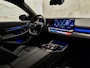 BMW M5 Touring V8 M Hybrid, Akrapovič, H&R, Sonderlackierung, pano, tr.haak, 21", alcantara, B&W, stl.ventilatie, memory, carbon, leder, keyless, privacy