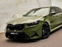 BMW M5 Touring V8 M Hybrid, Akrapovič, H&R, Sonderlackierung, pano, tr.haak, 21", alcantara, B&W, stl.ventilatie, memory, carbon, leder, keyless, privacy