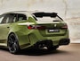 BMW M5 Touring V8 M Hybrid, Akrapovič, H&R, Sonderlackierung, pano, tr.haak, 21", alcantara, B&W, stl.ventilatie, memory, carbon, leder, keyless, privacy