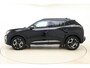 Peugeot 2008 1.2 Hybrid 136 Allure Automaat | Licht metalen velgen | Achteruitrijcamera | Navigatie | Privacy Glass | Noir Perla Nera | BTW auto | 1e eigenaar