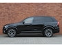 Volvo XC90 T8 Automaat Plug-in hybrid AWD Ultra Dark Verwarmbare voorstoelen | Massagefunctie voorstoelen | Verwarmbaar stuurwiel | Verwarmbare achterbank | Premium audio by Bowers & Wilkins | Panoramadak | Luchtvering | Rondomzicht camera | 21 inch Lichtmetalen velgen | Semi elektrische trekhaak | Alarmklasse 3